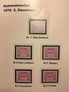 Norge Samling Frankeringsetiketter komplett (og FDC av 1 til 5 !) Minneblokker, komplett fra Nr 1 og 1B til  24 , Svartavtrykk og Minneark fra 1 til 32.  Alt Pent Montert i hjemmelagt album.