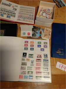 Junioropplegg med noe xx 60-80-tallet i innstikksbok, dubletter og norgesalbum med noe merker + myntsett hardplast 1985. Vekt 4,1 kilo