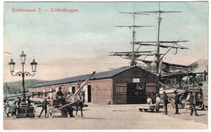 KRISTIANSAND S - TOLDBODBRYGGEN (N. K. 2223). Flott fargekort brukt 1909