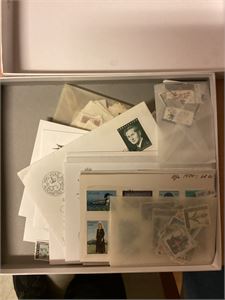 Island Lot med album og løse merker i eske