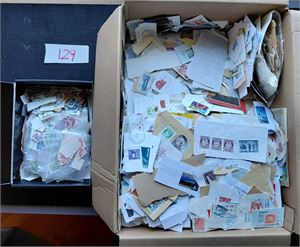 Kasse med klipp og litt vaska merker. Mest Norge. Ikke sjekket, vekt 5,3 kilo