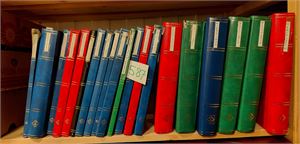 Dublettene til forrige samling i 20 innstikksbøker av ulik tykkelse. Masse merker, ikke sjekket for stempler.