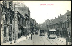 175 norske postkort i stort album. De fleste er i småformat. Mange fra Kristiania, men flere fine innsalg.