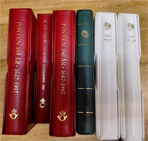 Samlinger fra LOOC, Posten og Samlerhuset. Den ene permen med Posten 1647-1997 er tom. Vekt 12,7 kilo