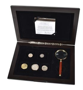 Gull Fem antikke vikingtidsmynter, hvorav 1 gullmynt, i et flott skrin fra Samlerhuset med ekthetssertifikater. Med i skrinet er: bysantisk gullmynt Mikael VII (1071-78 e.Kr.), arabisk dirhem i sølv (8/900-tallet e.Kr), angelsaksisk penning fra Knut den mektige (1016-1035 e.Kr) i sølv, tysk penning fra romertiden i sølv og en sassanidisk drakme fra Kong Khusro II (591-628 e.Kr) i sølv.