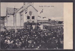 Vardø 17de mai 1914.   Fantastisk kort med folkehav utenfor flaggpyntet kirke i Vardø..  (J.Larsen) stemplet Vardø 1915.
