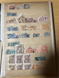 ECUADOR Mer enn 250 albumark 1872-ca 1975 med brukt og ubrukt. Oppgitt: Mange brukbare miniark og merker. Tidligere utrop £ 750. Vekt 4,3 kilo
