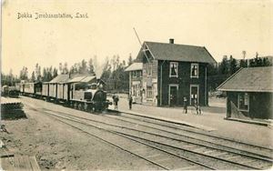 Jernbane Dokka Jernbanestation m/tog (Schønberg 1507). Småf. s/hv. Stpl, men frim revet av, kortet tynt der, men dette sees ikke forfra. Liten knekk nede til venstre som skjemmer lite, for øvrig pen