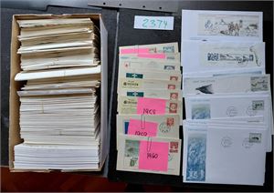 GRØNLAND - FDC Stappfull skoeske størrelse 44 med oppgitt 495 stk 1956-86 inkl dubletter/forskjellige vignetter og 73 stk 1994-2008 inkl 15 med miniark. Vekt 2,8 kilo