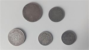 ENGLAND/COMMONWEALTH fem st äldre silvermynt. Detaljer och årtal kan vara delvis nedslitna men