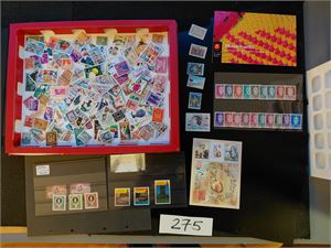 POSTFRISKE MERKER En haug merker og miniark. Mange hundre merker fra mange land.