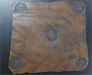 SVERIGE FREDRIK I Fyra Daler SM 1723  Plåtmynt. Fräscha stämpelavtryck, fin mörkbrun kopparpatina,