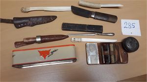 DIVERSE inkl eldre barbersaker, noen kniver etc. Metallboksen fra Asbjørnsens Tobakfabrik mangler lokk.  Vekt 0,7 kilo