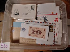 BREV/POSTKORT Stappfull plastkasse. Ikke sjekket av oss, kan være hva som helst. Vekt 11,7 kilo