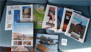 ÅLAND - ÅRBØKER Komplett med postfriske merker 1984-2007. Medfølger folderen "NATURMILJÖER FRÅN ÅLAND 2004-11" med stemplede merker. Vekt 5,6 kilo