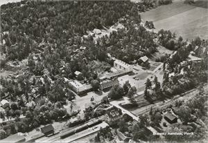 Postkort jernbane HØVIK med stasjon (AK) A6 s/h (Aerofoto u/nr) ubrukt