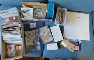 Klipp og vaska merker fra dødsbo. Noe utland innimellom, vekt 2,9 kilo