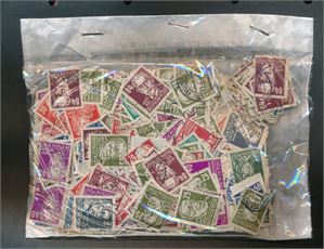 DDR/SOVJETISK ZONE Pose berømte personer 1948-53. Usjekket, serien fins i 3 vannmerker i flere stillinger, farger og papirtyper etc. Vekt 80 gram. Opprinnelig pakket i Ungarn med pris 5000 Forint