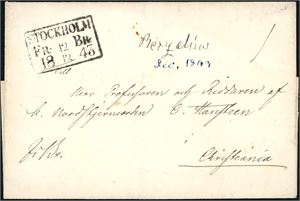 Brevomslag, stemplet "Stockholm Fr. Br. 12.12.1843" og sendt som "Frit" (påskrevet i nedre venstre hjørne) til Christiania. Baksiden stemplet "Stockholm Fr. Br. 14.12.43". Kongelig tjenestebrev kunne sendes portofritt mellom Norge og Sverige i Unionsperioden 1814-1905.