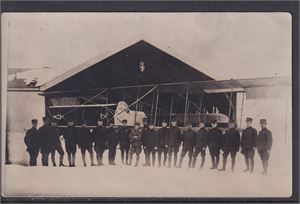 Kjeller flyplass.  Offiserer foran flyhangar.  Vintermotiv.  UB småformat