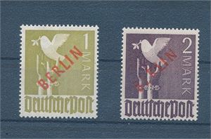 BERLIN x(x) Mi 33-34, rødt overtrykk høyverdier. Omtrent usynlige hengselmerker, begge signert Schlegel (€ 320 for x)