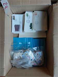 DANMARK/FÆRØYENE Kasse med restesamlinger og innstikksbøker, masse FDC, noen utvalgshefter ++. Vekt 11,9 kilo