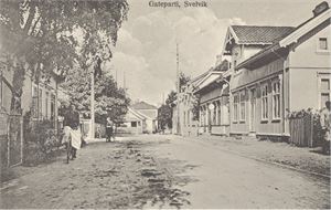 Svelvik, Gateparti (UB)  småf. Med dame på sykkel i Gata