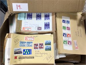 Brevlot .  Eske med 1000-1500 brev C6 og C5, alle fra Norge til Danmark.  70 og 80-tallet.   Mye rek brev !