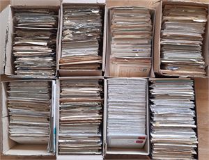 Brevlot, Flyttekasse m/8 esker med vesentlig norske brev. Brutto over 20 kg. Mao mange tusen brev, nytt og gammelt, med hovedtyngden etter krigen og opptil ca år 2000. Kvaliteten varierer. Denne må sees!!