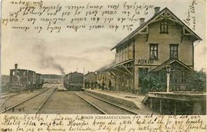 Jernbane Askim Jernbanestation m/tog (Schønberg 904). Udelt bakside, småf. s/hv. Stpl i 05, frim fjernet, liten papirskade der. Skrift foran og litt kant og hj.slitasje.