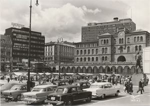 Postkort kjøretøyer OSLO Youngstorget med mange drosjer bl.a. A-5556, A-5585 og A-25108 A6sh (Harstad 1475 A 2) ubrukt