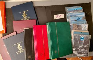 FÆRØYENE Dublettene fra forrige samling i 3 bøker, 4 årbøker og 26 årsmapper til 2001 inkl 1 av 1975-76. Vekt 9,6 kilo