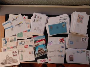 FDC/SPESIALSTEMPLER Kasse med masse FDC, flest Postens 70-90-tallet. Også noe spesialstempler inkl Frimerkets Dag og OL 94. Vekt 4,1 kilo