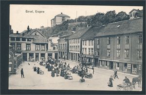 TORVET, KRAGERØ (Kristiane Johnsen). Pent kort, legg merke til adresseringen. Ser ut til å ha komment fram tross bare fornavn på mottaker