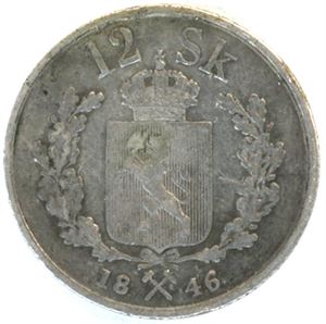 Nær 30 norske norsk/danske mynter i varierende kvalitet. Bl.a. 12 skilling 1846 og 1856 og fire 2-kroner (hvorav 3 Mor Norge).