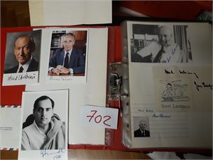 AUTOGRAFER/BILDER AV KJENTE PERSONER Meget spesiell samling i 3 permer, antagelig samlet 1979-88. Her er foto av den norske regjering fra denne tiden, internasjonale storheter, lokale kjendiser og artister. Kongelige stort sett uten autografer. Selges til inntekt for lokal veldedighetsorganisasjon.