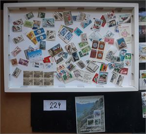 POSTFRISKE MERKER Lot merker og miniark. Mange land
