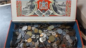 Danmark – stort parti mynt i cigarrask (ca 4,5 kg).