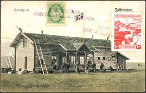 76,Spitsbergen E16. 5 øre Posthorn og en rød "Ôsterreichischer Lloyd Thalia"-eikett påsatt biledsiden på et postkort, stemplet "Camp Wellman Dane´s Island Spitzbergen" i lilla. Kortet er ikke sendt.