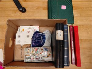 Rotekasse med diverse album, brev, plansjer, klipp og løse merker. Vesentlig Skandinavia og øvrig Europa. Vekt 13,7 kilo