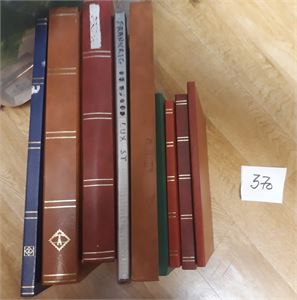REKVISITA - INNSTIKKSBØKER 5 store og 4 små. De store med hvite ark uten midtstolpe. Vekt 6,2 kilo