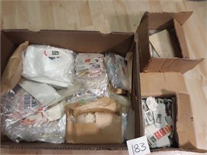 Mengder av klipp i banankasse. Mye fra Posten 50- 60-tallet. Usjekket for stempler av oss, her kan være hva som helst. Vekt 7,3 kilo