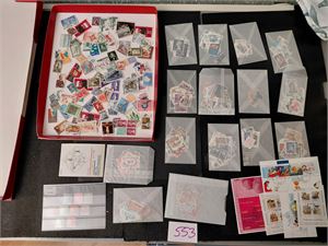 STEMPLET En haug merker og noen miniark, delvis sortert på land. Ingen billig massevare.