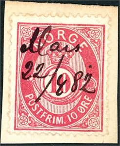 25. 10 øre skravert Posthorn på lite brevstykke, med håndskrevet dampskipsanering "Mars 22/4 82".