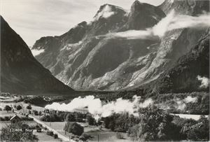 Postkort jernbane Raumabanen med dampende tog (MR) A6 s/h (Normann 12-404) brukt 1956