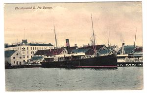 CHRISTIANSSAND S. FRA BRYGGEN (Abel). Flott, ubrukt fargekort med "Jylland" ved kaia