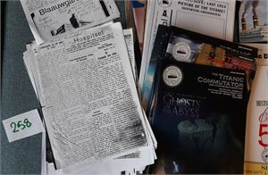 LITTERATUR - S/S TITANIC Flott bok + en del tidsskrifter vedrørende skipet. Også kopier av noen norske avisartikler vedrørende forliset. Vekt 4,8 kilo