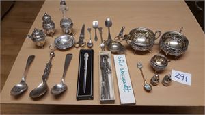 SØLVTØY Diverse bestikk, skrivesett, etc. Et par inngraveringer sier årstall 1905 og 1916.  Vekt 1,6 kilo
