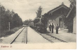 Jernbane Krøderen St. (HL&Co) Stemplet 1906.   Tog og personalet på perrongen.  Flott motiv