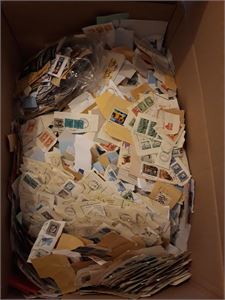 KLIPP Flyttekasse med mest Norge 70-80-tallet inkl noe fra Posten. Ikke sjekket, vekt 13,5 kilo